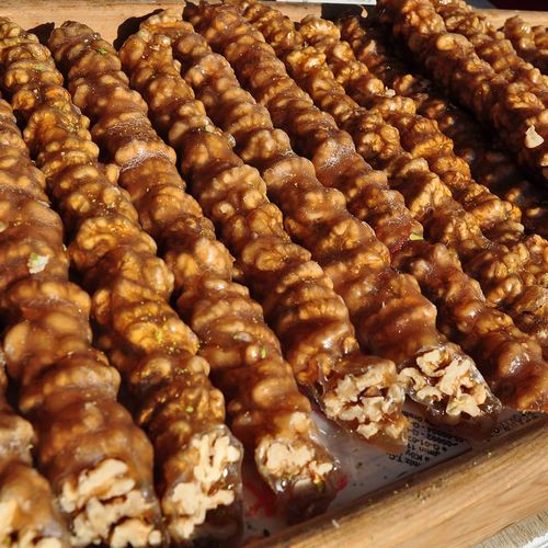 Postre de melaza de uva y nueces