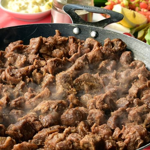 سَلَكَلي قاورمة الصاج (اللحم المهوَّس بدهنه في الصاج)