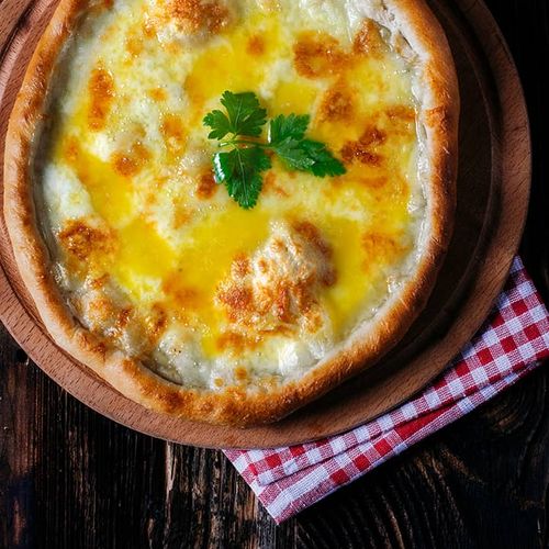 Peynirli Pide (Pide mit Käse)