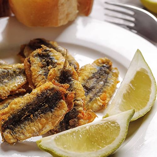 Hamsi Tava (in der Pfanne gebratene Sardellen)