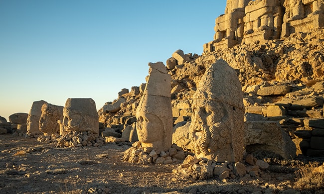 {"external":false,"href":"watch-the-sunrise-amid-monumental-sculptures-on-mount-nemrut","target":""}