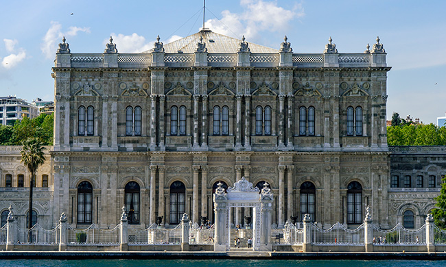 {"external":false,"href":"discover-the-iconic-bosphorus-mansions","target":""}