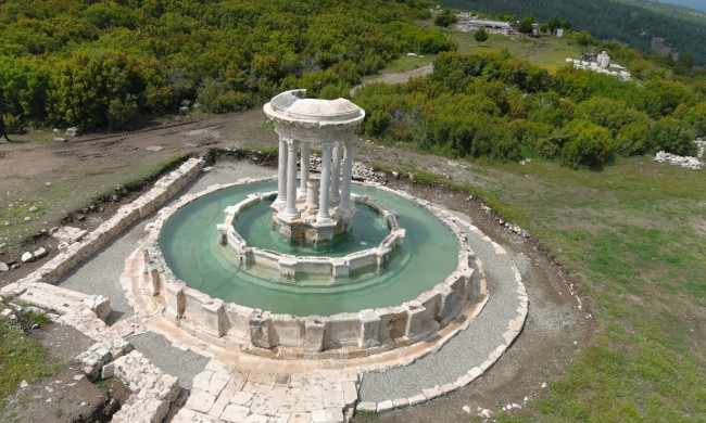 {"external":false,"href":"after-being-dormant-for-two-millennia-the-colossal-fountain-of-kibyra-in-the-city-of-gladiators-is-flowing-again","target":""}
