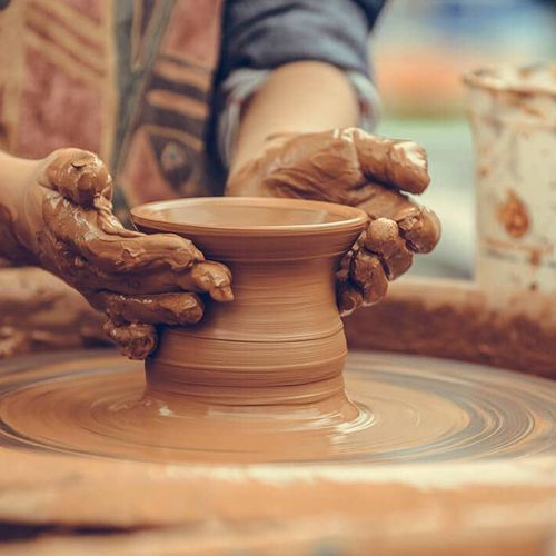 ورشة فخار تقليدية