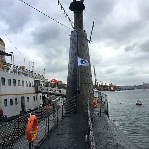 El TCG Uluçalireis atraca en el Museo Rahmi Koç en el Cuerno de Oro de İstanbul