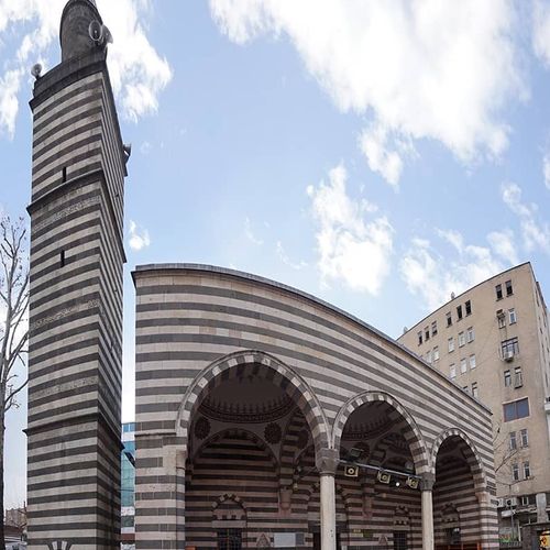 Nebii Cami