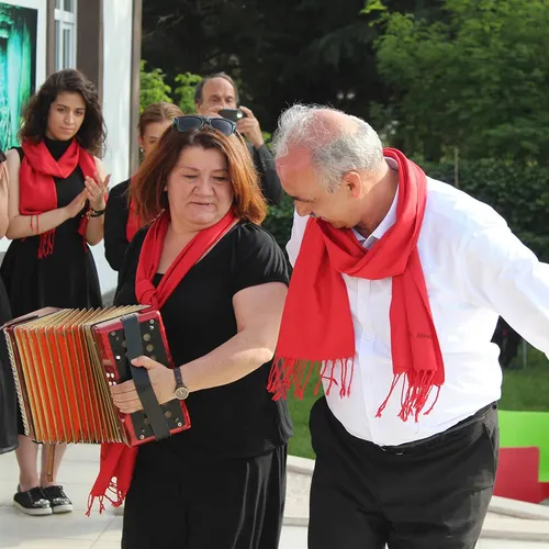 Danse folklorique caucasienne Leperus