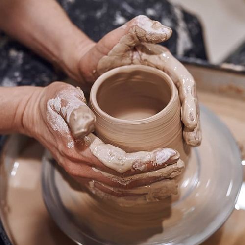 ورشة الفخاريات.