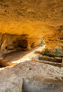 Die Felsengräber und die Beşikli-Höhle (Wiegen-Höhle)