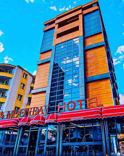 Moonday Hotel