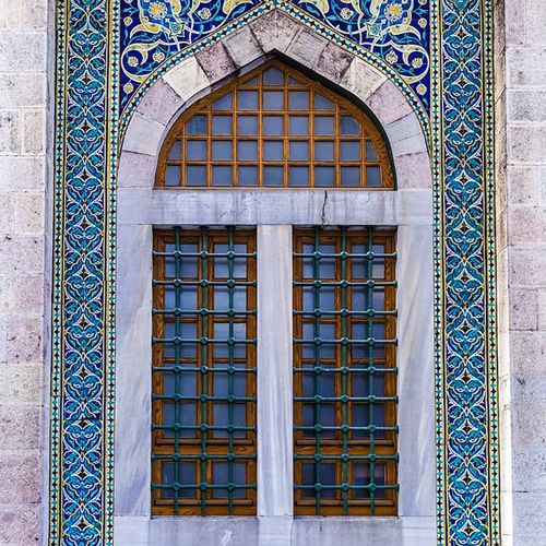 Historisches Moscheefenster mit blauen türkischen Fliesen