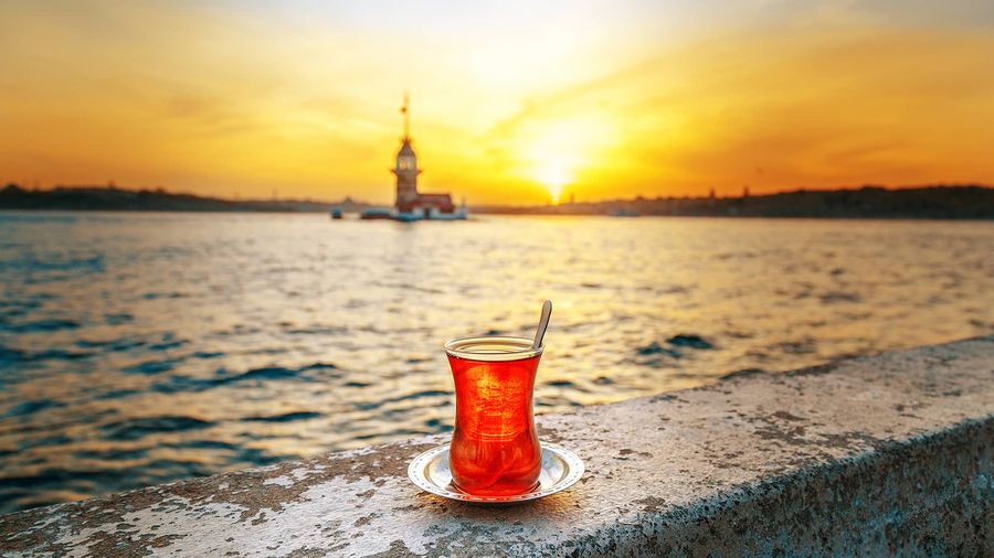 شرب تشاي هنا وهناك وفي كل مكان