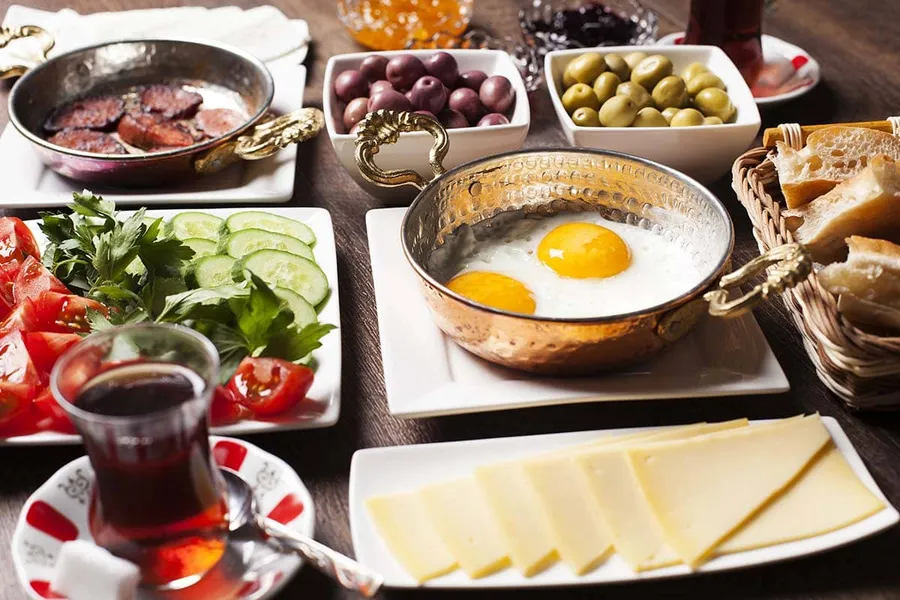 Blog Image - Quench Your Cravings: What and Where to Eat in İstanbul
