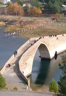 Puente de piedra (Taş)
