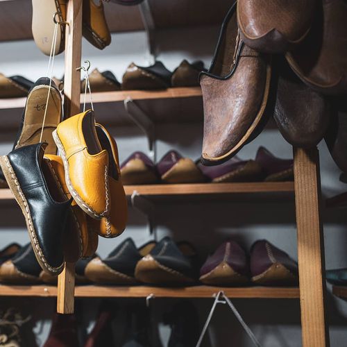 Handwerkliche Herstellung jemenitischer Schuhe