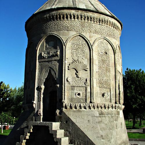 Döner Kümbet („Sich Drehende Kuppel“)
