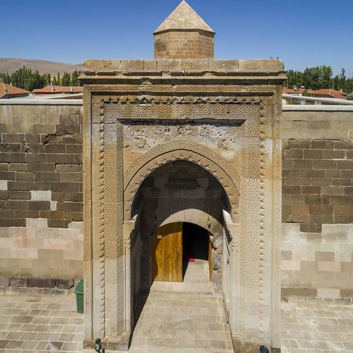 كاراتاي كروان سراي – بنيان.