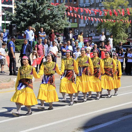 Keskins Folk Dances With Davul and Zurna