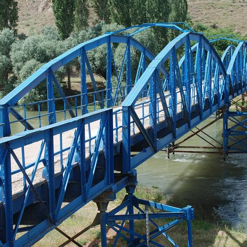 Puente de hierro histórico