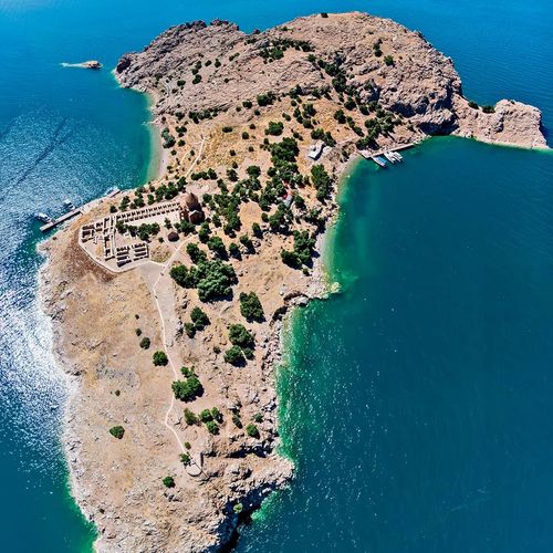 كنيسة القرون الوسطى في جزيرة أقدمار في وان