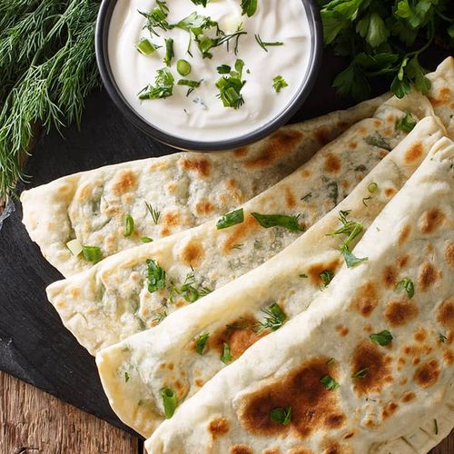 Gözleme mit Kräutern und Käse