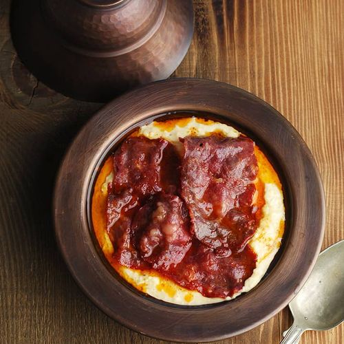 Scharfer Hummus mit Pastarma