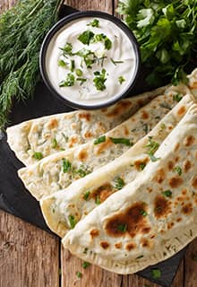 Gözleme mit Kräutern und Käse