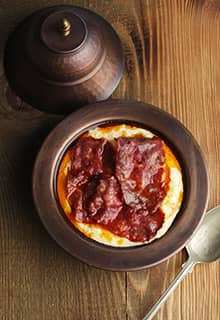 Scharfer Hummus mit Pastarma