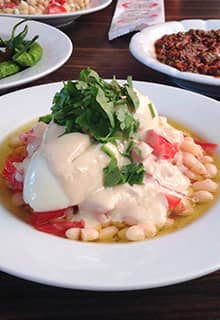 Antalya Usulü Piyaz (frijoles blancos en salsa de tahini al estilo Antlaya)
