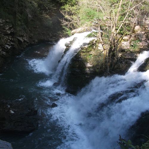 Maden-Bach und -Wasserfall