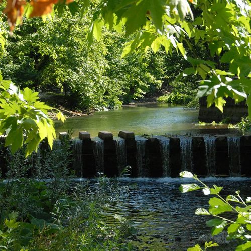 Maden-Bach und -Wasserfall