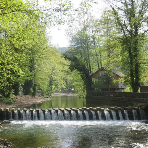 Maden-Bach und -Wasserfall
