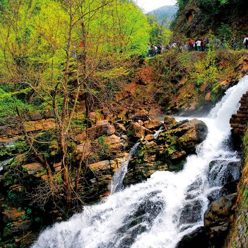 Maden-Bach und -Wasserfall