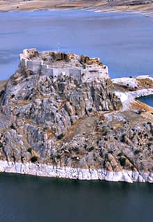 Замок Пертек (Pertek Castle)