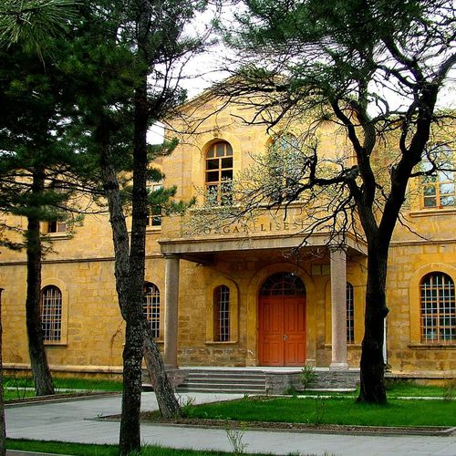 دبیرستان یوزگات